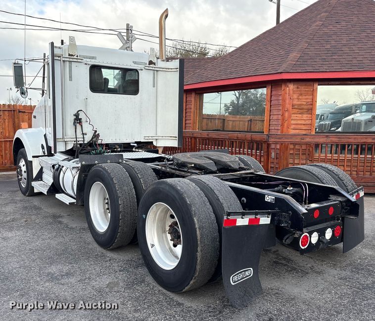 image for item EU7357 2016 Kenworth T800 semi truck