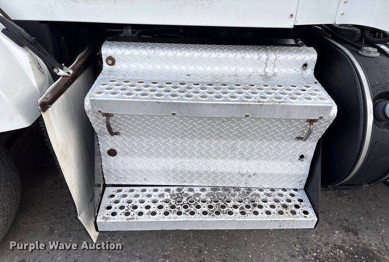 image for item EU7357 2016 Kenworth T800 semi truck