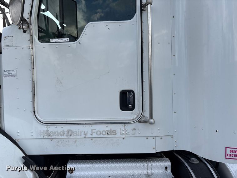 image for item EU7357 2016 Kenworth T800 semi truck