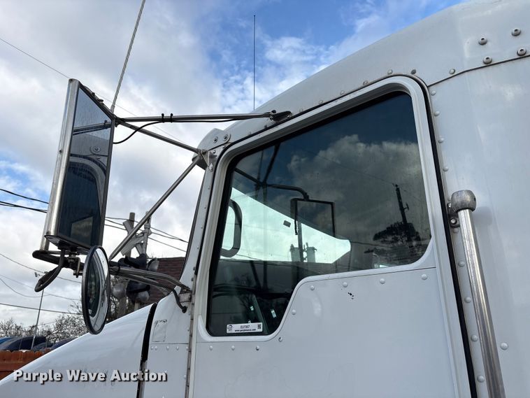 image for item EU7357 2016 Kenworth T800 semi truck