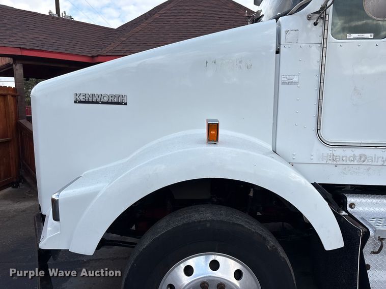 image for item EU7357 2016 Kenworth T800 semi truck