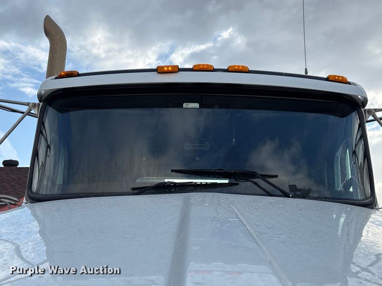 image for item EU7357 2016 Kenworth T800 semi truck