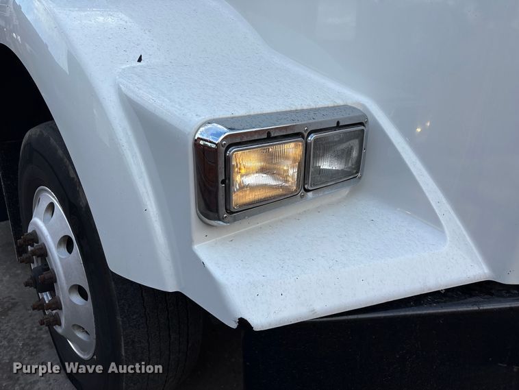 image for item EU7357 2016 Kenworth T800 semi truck