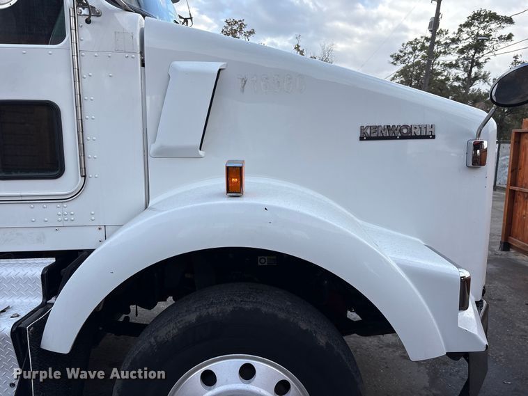 image for item EU7357 2016 Kenworth T800 semi truck