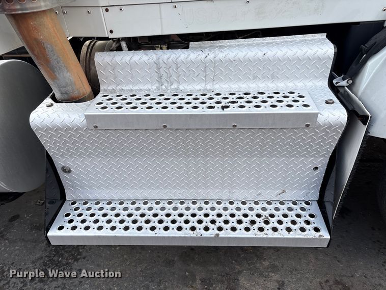 image for item EU7357 2016 Kenworth T800 semi truck