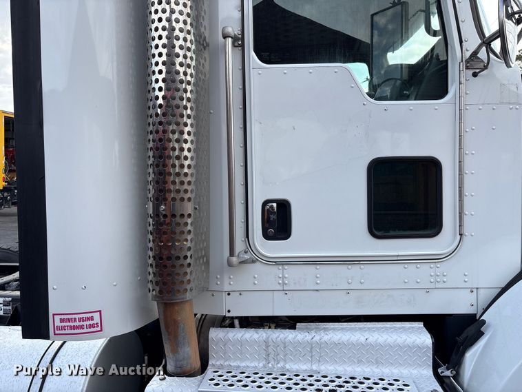 image for item EU7357 2016 Kenworth T800 semi truck