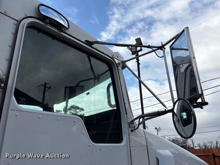 image for item EU7357 2016 Kenworth T800 semi truck