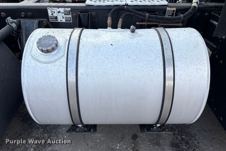 image for item EU7357 2016 Kenworth T800 semi truck