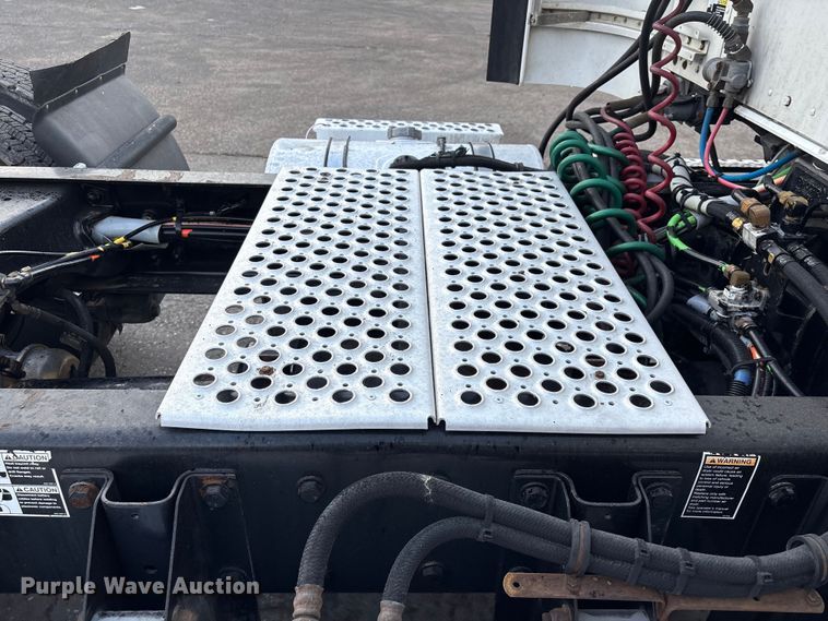 image for item EU7357 2016 Kenworth T800 semi truck