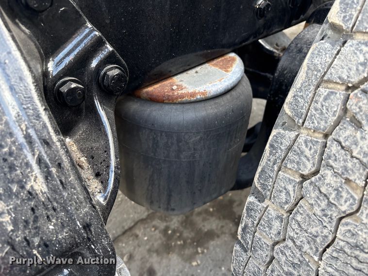 image for item EU7357 2016 Kenworth T800 semi truck