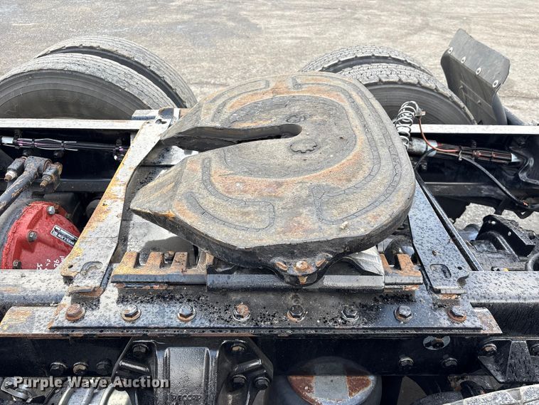 image for item EU7357 2016 Kenworth T800 semi truck