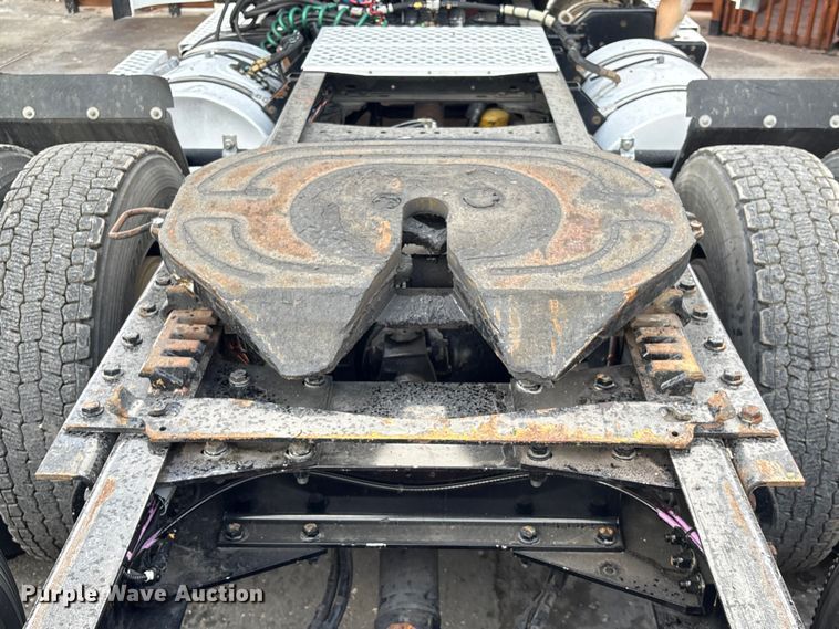 image for item EU7357 2016 Kenworth T800 semi truck