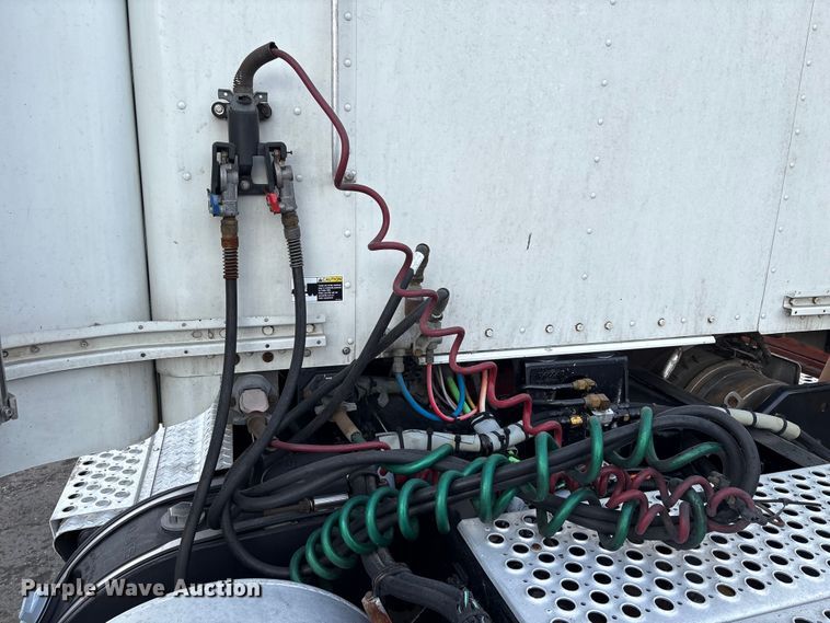 image for item EU7357 2016 Kenworth T800 semi truck