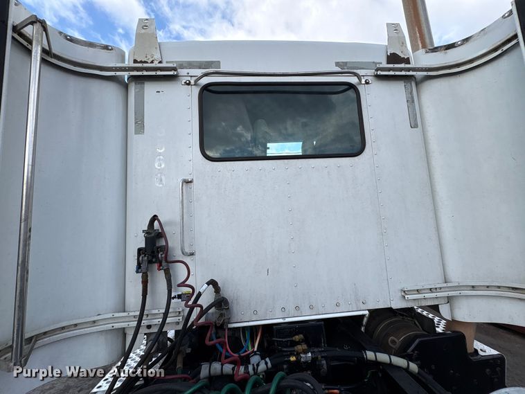 image for item EU7357 2016 Kenworth T800 semi truck