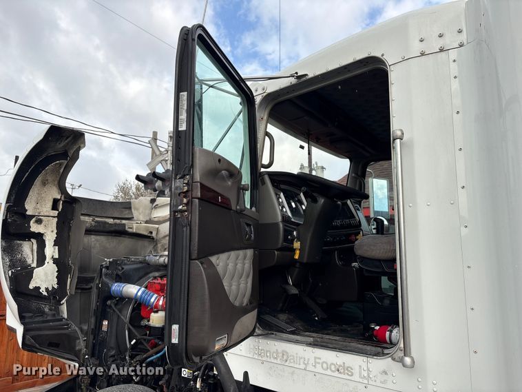 image for item EU7357 2016 Kenworth T800 semi truck