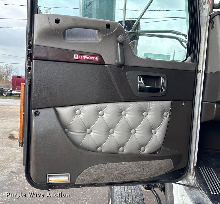 image for item EU7357 2016 Kenworth T800 semi truck