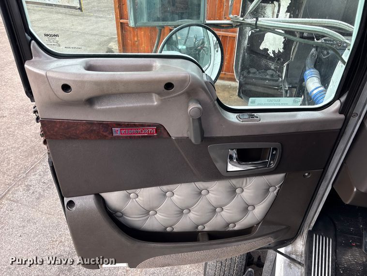 image for item EU7357 2016 Kenworth T800 semi truck