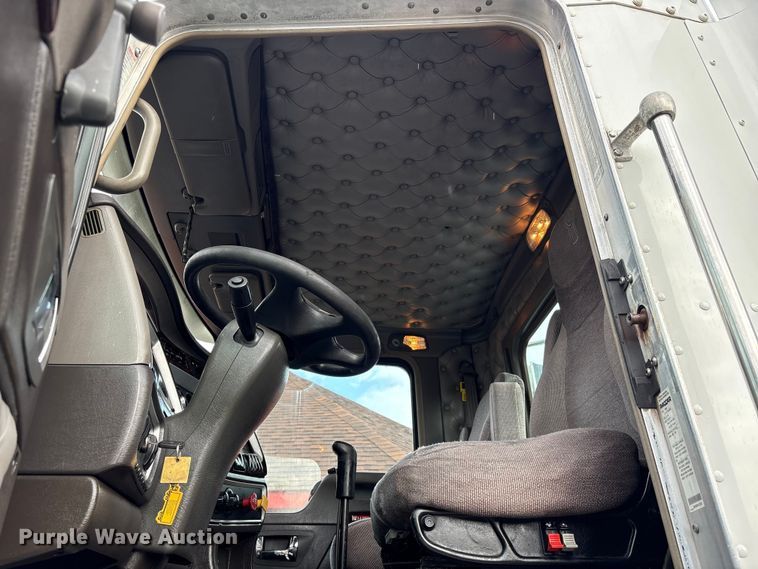 image for item EU7357 2016 Kenworth T800 semi truck