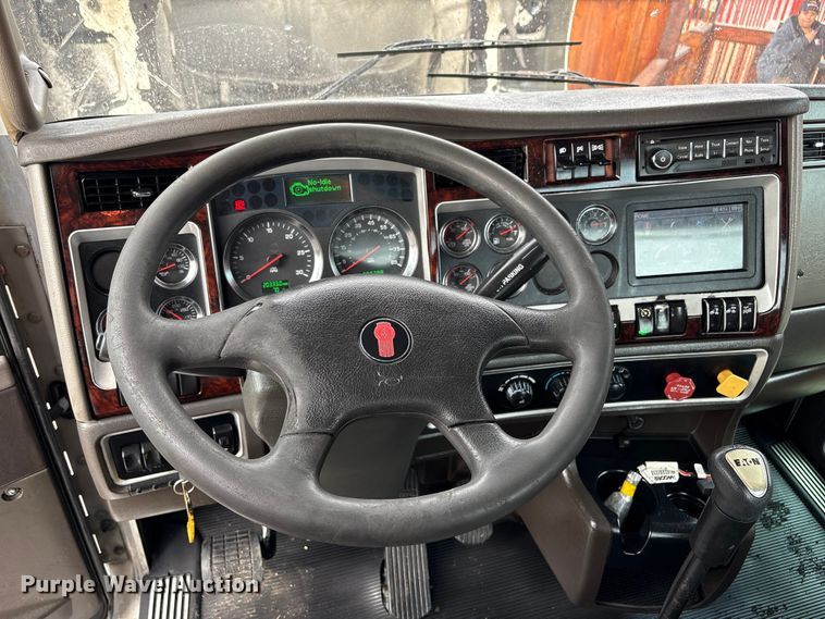 image for item EU7357 2016 Kenworth T800 semi truck