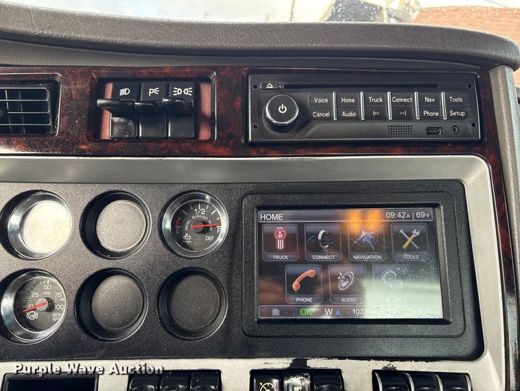 image for item EU7357 2016 Kenworth T800 semi truck