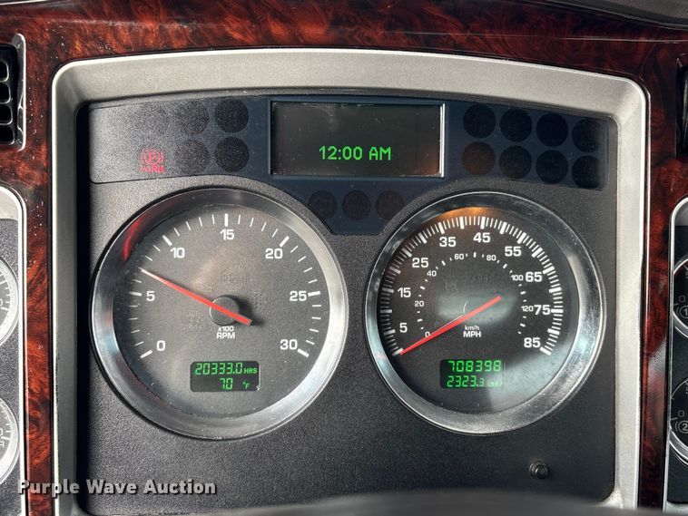 image for item EU7357 2016 Kenworth T800 semi truck