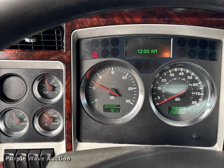 image for item EU7357 2016 Kenworth T800 semi truck