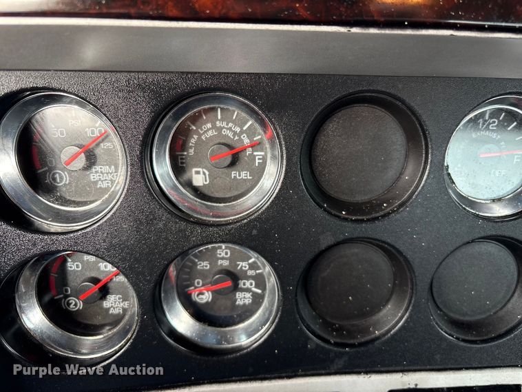 image for item EU7357 2016 Kenworth T800 semi truck