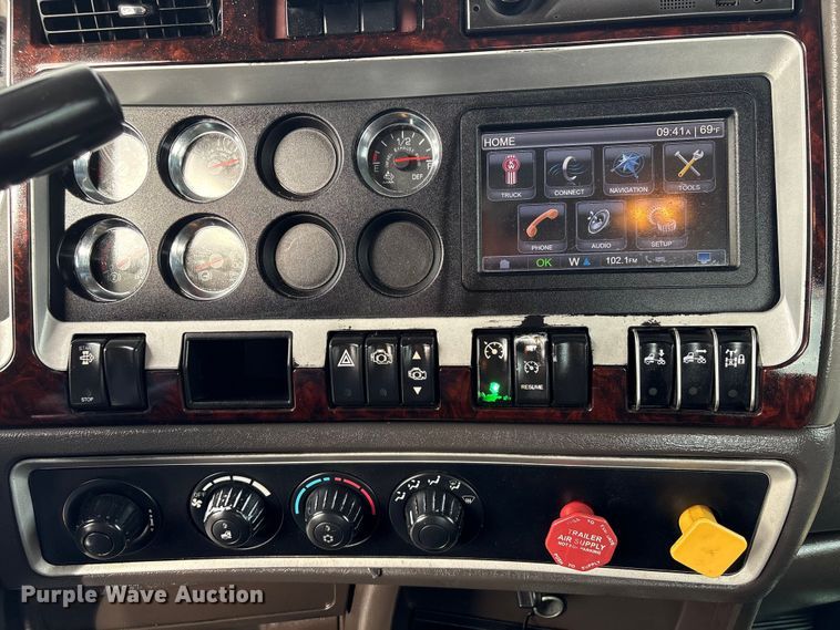 image for item EU7357 2016 Kenworth T800 semi truck