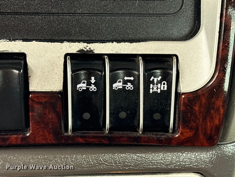 image for item EU7357 2016 Kenworth T800 semi truck