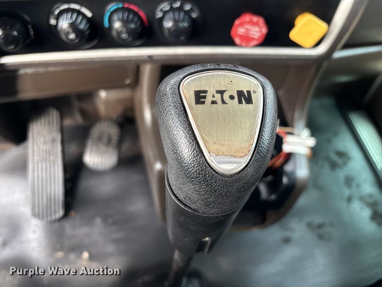 image for item EU7357 2016 Kenworth T800 semi truck