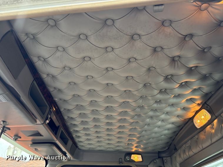 image for item EU7357 2016 Kenworth T800 semi truck