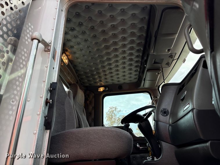 image for item EU7357 2016 Kenworth T800 semi truck