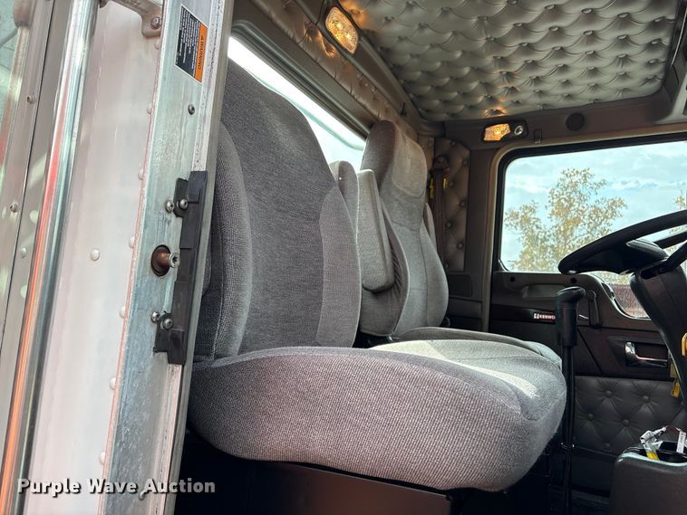 image for item EU7357 2016 Kenworth T800 semi truck