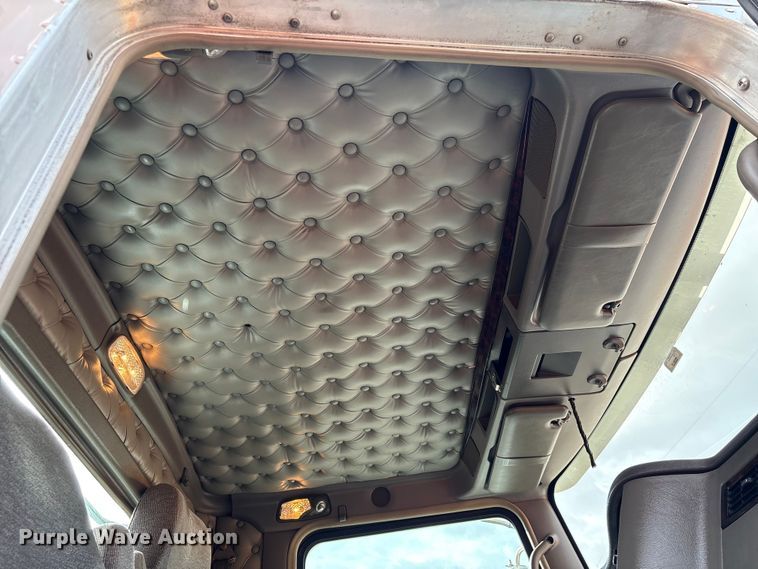 image for item EU7357 2016 Kenworth T800 semi truck