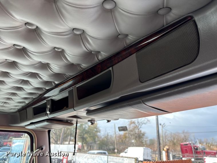 image for item EU7357 2016 Kenworth T800 semi truck