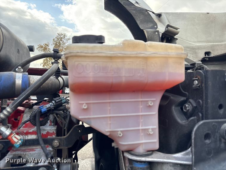 image for item EU7357 2016 Kenworth T800 semi truck