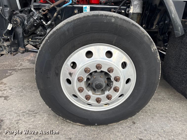 image for item EU7357 2016 Kenworth T800 semi truck