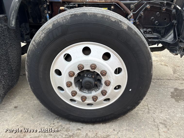 image for item EU7357 2016 Kenworth T800 semi truck