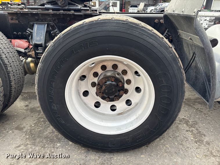 image for item EU7357 2016 Kenworth T800 semi truck