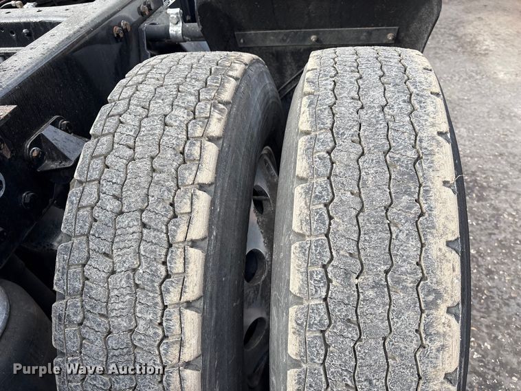 image for item EU7357 2016 Kenworth T800 semi truck