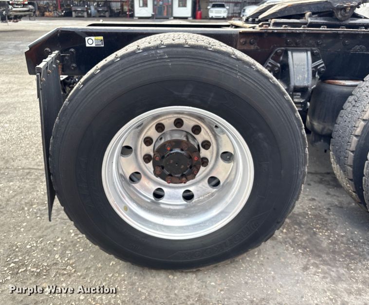 image for item EU7357 2016 Kenworth T800 semi truck