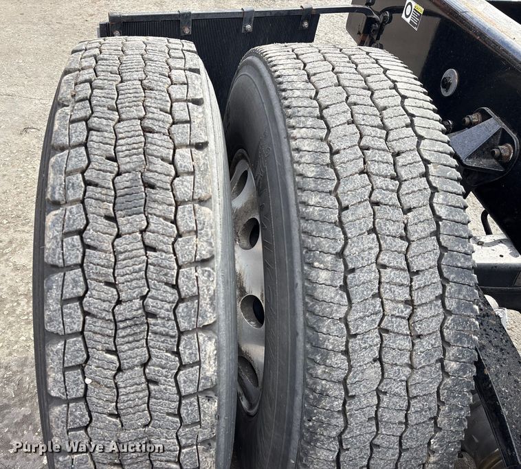 image for item EU7357 2016 Kenworth T800 semi truck