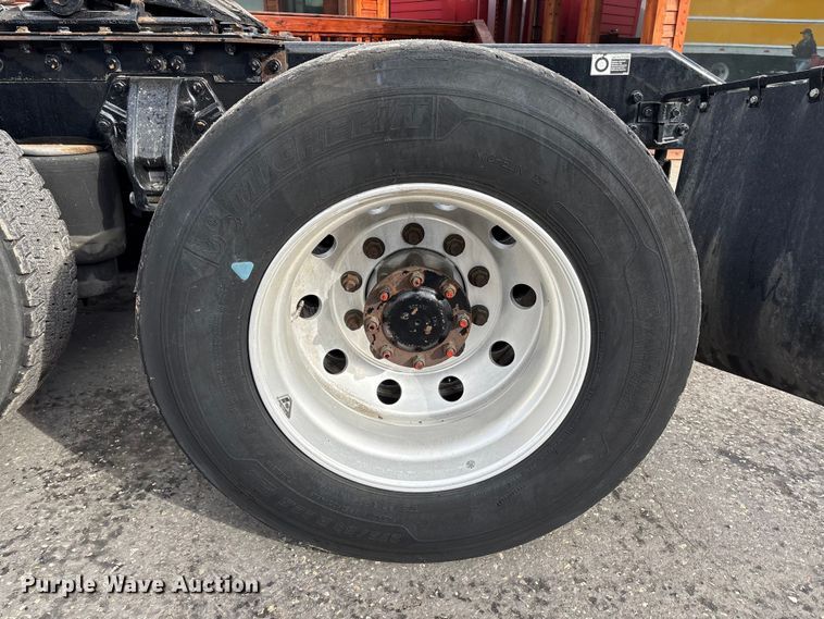 image for item EU7357 2016 Kenworth T800 semi truck