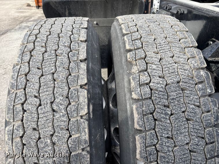 image for item EU7357 2016 Kenworth T800 semi truck