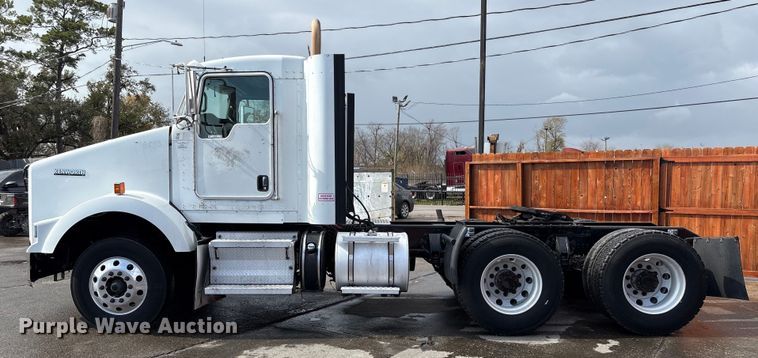 image for item EU7358 2016 Kenworth T800 semi truck