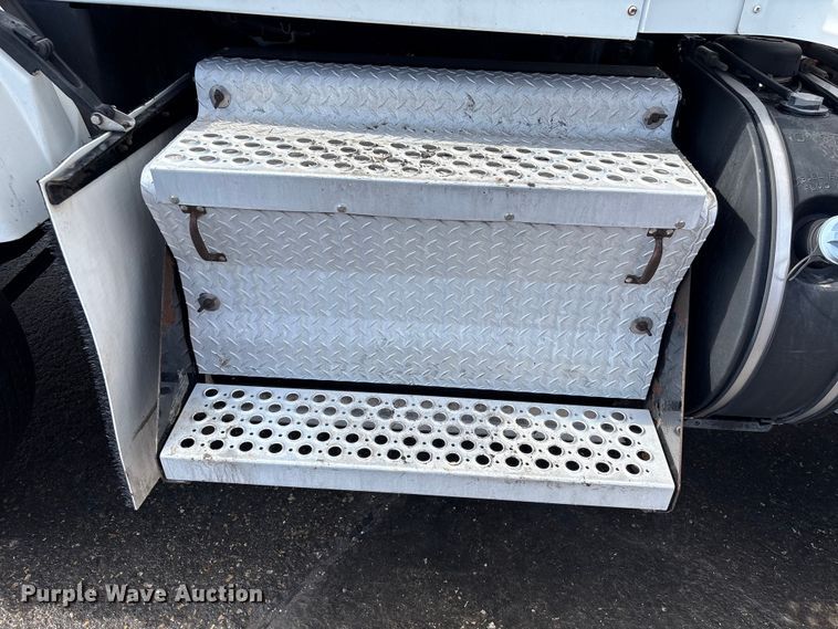 image for item EU7358 2016 Kenworth T800 semi truck