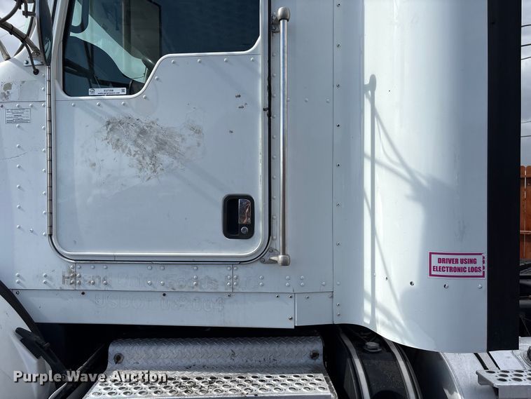 image for item EU7358 2016 Kenworth T800 semi truck