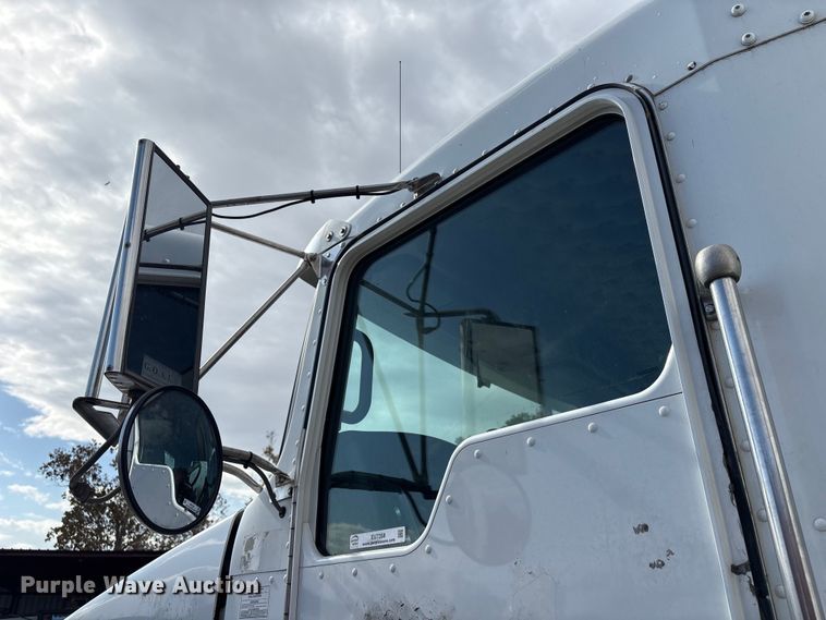 image for item EU7358 2016 Kenworth T800 semi truck