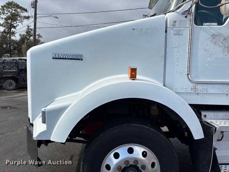 image for item EU7358 2016 Kenworth T800 semi truck