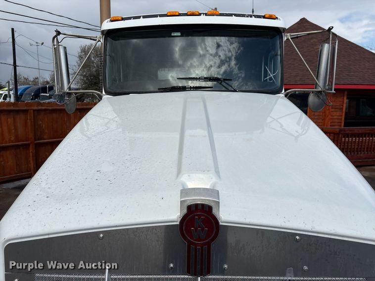 image for item EU7358 2016 Kenworth T800 semi truck